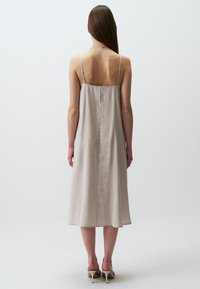 Jimmy Key LOOSE FIT V-NECK MIDI  - Vestito casual - bej