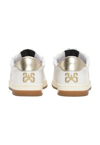 Sneaker di pelle bianca con un accento dorato sul tallone e sui loghi, dotate di una suola in gomma testurizzata e colletto imbottito per il comfort.