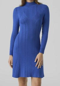 Robe bleue côtelée avec un col haut, des manches longues et des coutures angulaires, offrant une silhouette ajustée qui s'étend jusqu'à mi-cuisse.