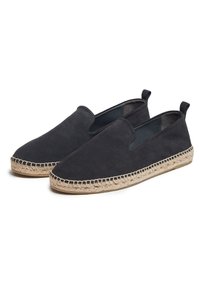 Espadrilles en daim noir avec une semelle en corde de jute, design enfilable, bout arrondi et petites languettes à l'arrière pour un enfilage facile.