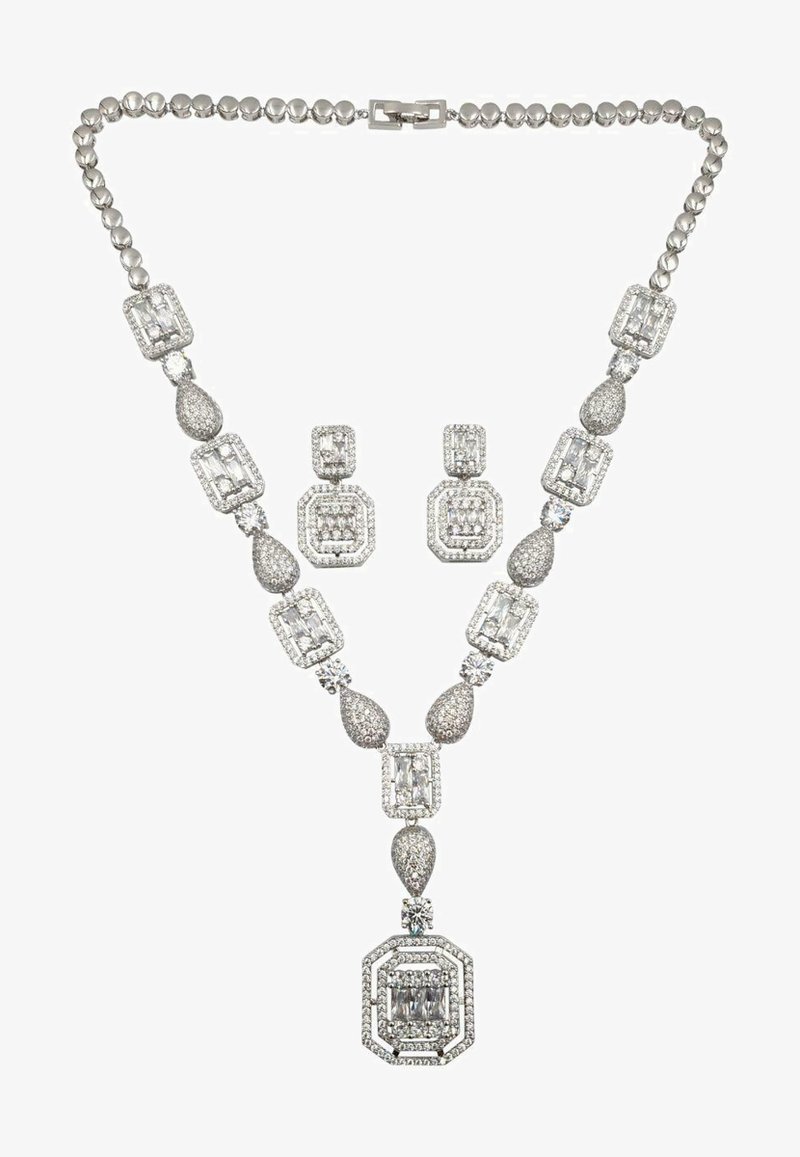 Ensemble de collier et boucles d'oreilles avec une chaîne en argent, comportant des pierres précieuses transparentes en forme rectangulaire et poire, ornées de petits diamants.