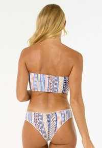 Bikini bandeau z wielokolorowym, geometrycznym wzorem w odcieniach niebieskiego, pomarańczowego i białego. Wykonany z miękkiego, elastycznego materiału z dopasowanym krojem.