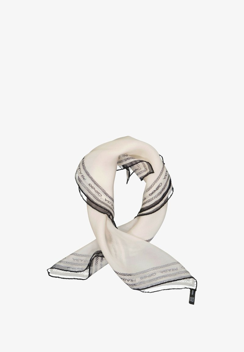 Écharpe transparente écrue avec bordures noires et motifs en forme de chaînes, avec le logo Prada sur les bords.
