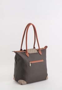 Bolso tote hecho de tela gris oscuro con detalles en cuero sintético marrón. Cuenta con cierre superior de cremallera, un bolsillo frontal y paneles laterales con patrón.