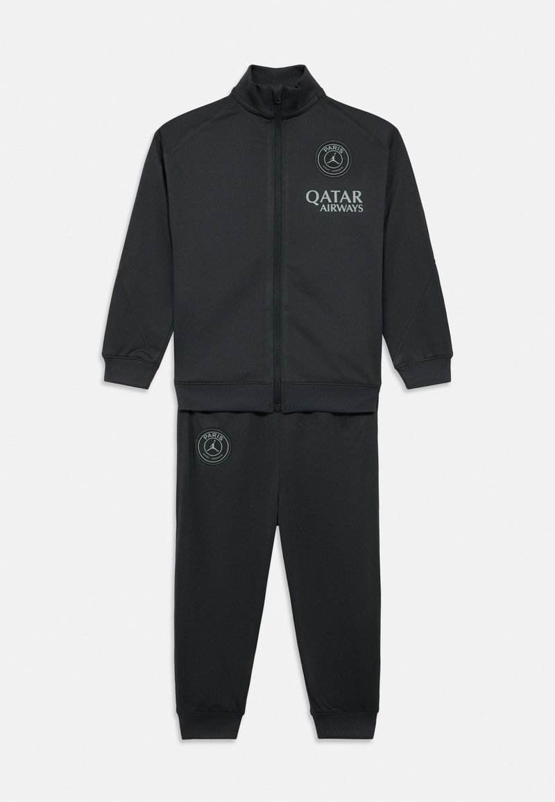 Schwarzer sportlicher Trainingsanzug mit einer Jacke mit Reißverschluss und passenden Hosen. Beide sind mit grauen Logoakzenten versehen. Glatter, elastischer Stoff.