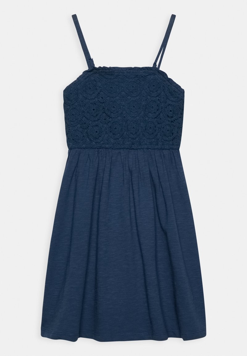 Robe sans manches bleu marine avec corsage en dentelle florale, fines bretelles et jupe froncée sur fond uni.