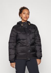 Giacca puffer nera con cappuccio, caratterizzata da un design trapuntato, bottoni a pressione e dettagli con coulisse. Realizzata in materiale lucido e testurizzato.