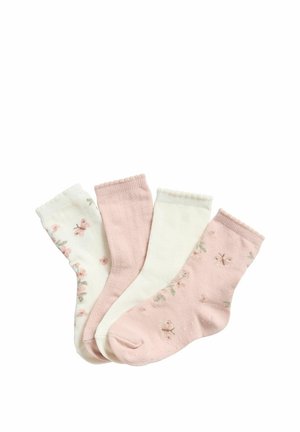 Vier weiche Baumwollsocken in Weiß und Pink mit Blumen- und Schmetterlingsmustern, überlappend auf einem weißen Hintergrund angeordnet.