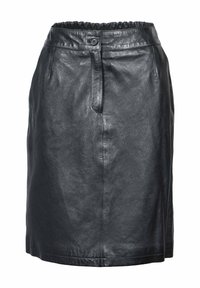 Černá kožená sukně s rovnou siluetou, elastickým pasem, předním zapínáním na knoflíky a bočními kapsami. Hladká textura s lesklým povrchem.