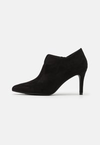 Botas de tobillo altas de ante negro con punta afilada y un diseño elegante. Cuentan con un cierre de cremallera y un acabado mate texturizado.