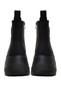 Botine negre până la gleznă, cu un finisaj neted, închidere cu fermoar și buclă pentru a le trage. Talpă groasă, texturată, cu un design ridicat pe spate pentru aderență.
