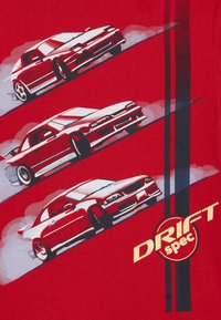 Rød t-skjorte med tre grafiske illustrasjoner av racerbiler i hvitt og grått, med "DRIFT spec"-tekst i gult nederst til høyre.