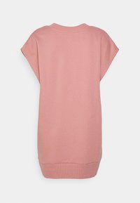 Luźna sukienka z krótkim rękawem w kolorze przybrudzonego różu, z okrągłym dekoltem i żeberkowym wykończeniem, wykonana z miękkiego, gładkiego materiału.