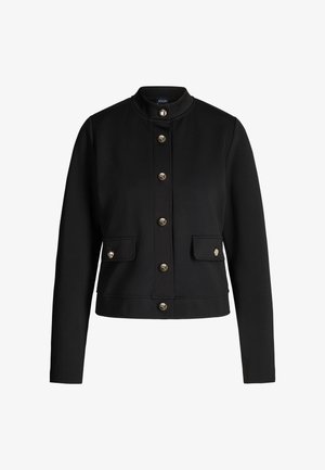 Veste noire au design structuré, avec un col montant, des boutons dorés et deux poches avant à fermetures à rabat. Tissu texturé.