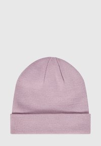 Gorro de punto en suave color lavanda, con un dobladillo plegado y diseño sin costuras, hecho de una tela ligera y elástica para mayor comodidad.