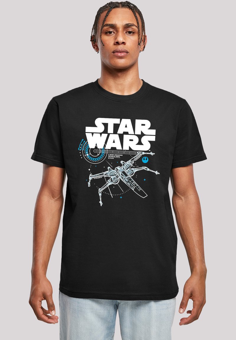 Svart T-skjorte med "STAR WARS"-tekst i hvitt, en blå grafikk av en X-wing stjernejeger, og sirkulære teknologiske detaljer.