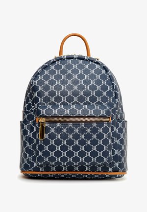 Sac à dos bleu marine avec motif géométrique blanc, doté d'une poche frontale zippée, de détails en cuir marron, d'un haut arrondi et d'une surface texturée.