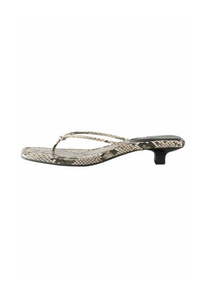 Låga flip-flops med ett mönster som liknar ormskinn, i en beige och grå färgskala, med tunna remmar och en texturerad fotbädd.