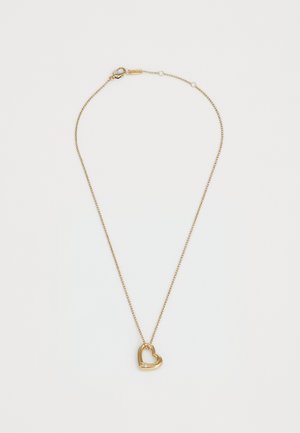Goldene Metallhalskette mit einer dünnen Kette und einem herzförmigen Anhänger. Der Anhänger hat eine glatte, polierte Oberfläche mit einem hohlen Inneren.