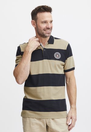 Kurzarm-Polohemd mit abwechselnden schwarzen und beigen Streifen; mit besticktem Logo und einer Knopfleiste mit drei Knöpfen. Aus Baumwollmaterial.