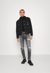 Calvin Klein Jeans SKINNY - Calças de ganga de corte skinny - denim black