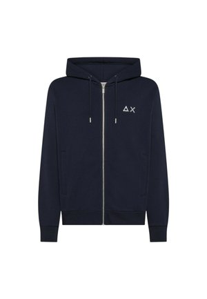 Felpa con zip color navy realizzata in tessuto morbido; presenta un cappuccio con coulisse, due tasche frontali e un logo geometrico sul petto.