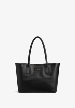 Sac cabas en cuir noir à surface texturée, équipé de deux longues poignées et d'une forme rectangulaire. Comprend un accent logo de couleur dorée.