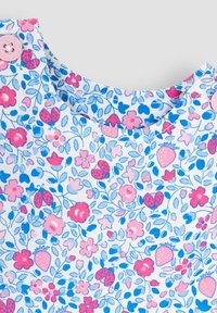 JoJo Maman Bébé STRAWBERRY APPLIQUE POCKET DITSY FLORAL REGULAR FIT - Kombinezonas - pink strawberry