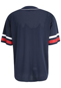Maglietta blu navy a maniche corte con tessuto perforato, dotata di accenti a strisce rosse e bianche sulle maniche e di un design con colletto classico.