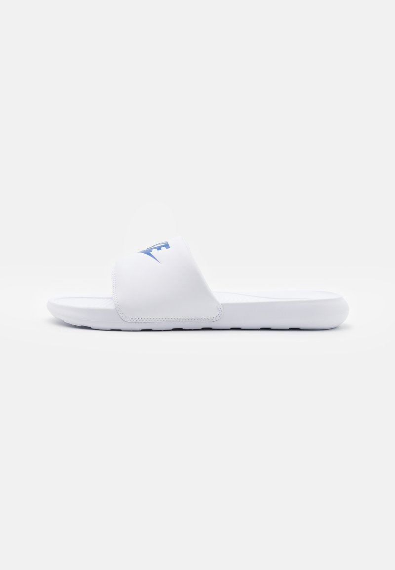 Hvid slidesandal med en struktureret rem og blåt logo. Har en simpel flad sål med minimalistisk design. Glat overflade og ingen udsmykninger.