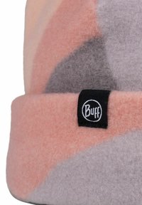 Gorro de forro polar con patrón rosa y gris, con un puño doblado, que presenta una etiqueta negra con el logo "Buff". Textura suave, diseño minimalista.