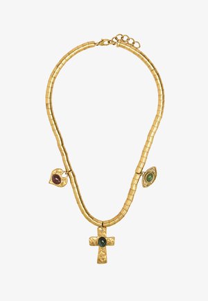 Złocona metalowa naszyjnik z serią teksturowanych segmentów. Wyróżnia się zawieszką w kształcie krzyża o młotkowanej powierzchni z zielonym kamieniem oraz dwoma akcentami w postaci charms.