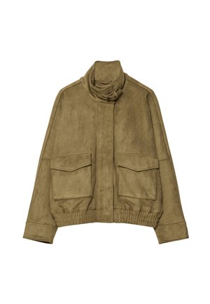 Olivengrüne Wildlederjacke mit hohem Kragen, zwei aufgesetzten Taschen und geripptem Bündchen. Glatte Textur und maßgeschneiderte Designdetails.