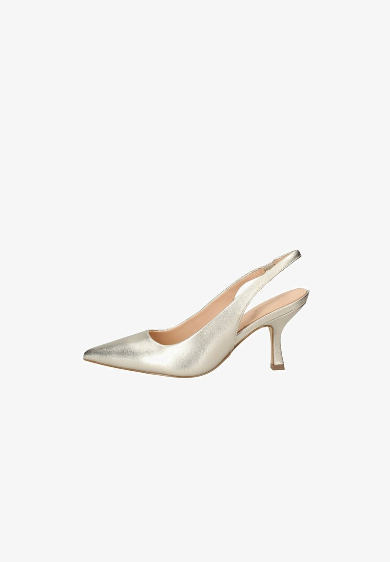 Pump slingback metallica argento con punta affusolata e tacco sottile. Texture liscia con un'apertura alla caviglia per una facile indossabilità.