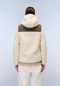 Chaqueta de forro polar color crema con capucha, presenta acentos en verde oliva en los hombros y un exterior texturizado y suave. Diseño simple con mangas largas.