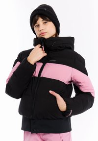 Zwarte en roze gewatteerde jas met een hoge kraag, ritssluiting aan de voorkant en elastische manchetten. Het ontwerp heeft horizontale kleurvlakken en een capuchon.