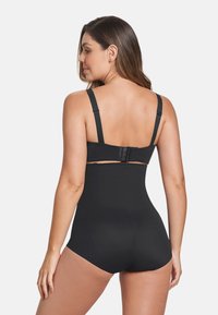 Schwarzer formender Bodysuit mit verstellbaren Trägern, nahtlosem Design und hoch geschnittenem Bund, aus einem dehnbaren, glatten Stoff gefertigt.