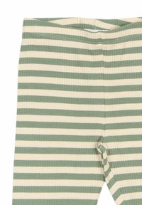 Csíkos leggings puha bordázott anyagból, váltakozó világoszöld és krémszínű vízszintes csíkokkal, valamint rugalmas derékpánttal.