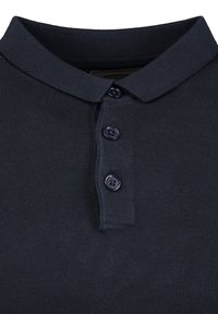 Marineblaues Poloshirt mit geripptem Kragen, Knopfleiste mit drei Knöpfen und glatter Textur. Verfügt über dunkle Knöpfe, die zur Stofffarbe passen.
