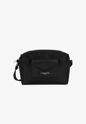 Zwarte rechthoekige crossbodytas met voorvak in envelopstijl en "Lancaster Paris"-logo, ritssluiting en verstelbare band.