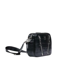 Bolso cruzado negro con acabado de cocodrilo, con dos cremalleras plateadas, forma rectangular, correa ajustable y textura suave.