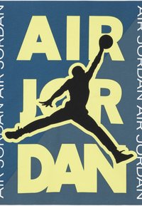 Γραφικό T-shirt με μαύρη σιλουέτα αθλητή που πηδά μπροστά από μεγάλα κίτρινα γράμματα που γράφουν «AIR JORDAN» σε μπλε φόντο.