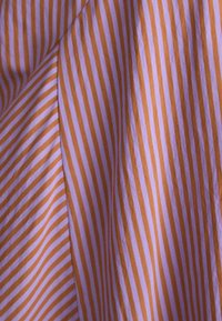 Tissu présentant des rayures verticales alternées en orange et lavande. Texture douce avec un léger éclat, créant un effet visuel dynamique.