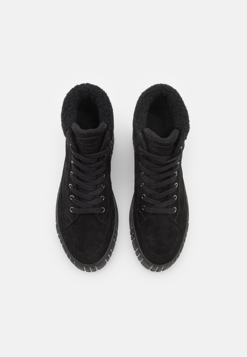 Schwarze High-Top-Schuhe aus Wildleder mit einer strukturierten Fellfütterung. Zu den Merkmalen gehören dunkle Schnürsenkel, metallische Ösen und eine strapazierfähige Gummisohle.