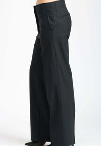 Pantaloni neri a gamba larga realizzati in tessuto morbido, con frontale liscio, tasche laterali e una tasca posteriore singola. Vestibilità aderente nella vita.