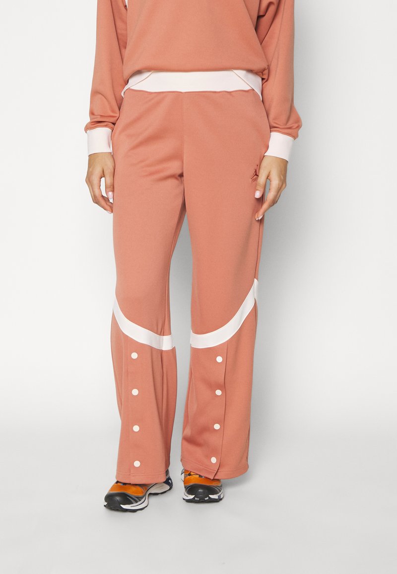 Pantalons pêche avec des panneaux d'accent blancs et des détails de boutons. Fabriqués en matériau doux, dotés d'un design à jambes larges et d'une taille élastique.