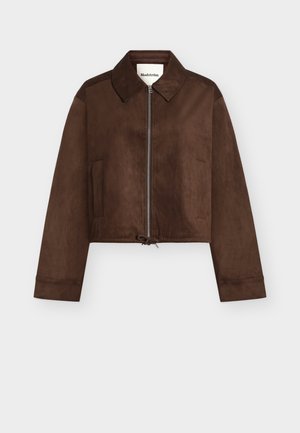 Veste courte en daim marron avec fermeture éclair complète à l'avant, col, manches longues, deux poches latérales et ourlet à cordon de serrage ajustable.
