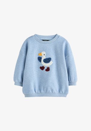 Lyseblå børnesweater med en hvid og blå andeapplikation iført røde støvler på forsiden, ribstrikkede manchetter og kant.