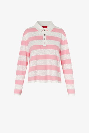 Hosszú ujjú galléros póló rózsaszín és fehér vízszintes csíkokkal, fehér virágos csipkerészletekkel, fehér gallérral és négy díszgombbal.