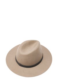Kapelusz z szerokim rondem wykonany z beżowego filcu, z ciemnym plecionym paskiem wokół korony, gładką fakturą i lekko zwężającym się wierzchołkiem.